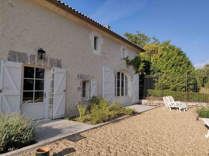 Beautifully Renovated Gîte In Tranquil Setting - Mareuil