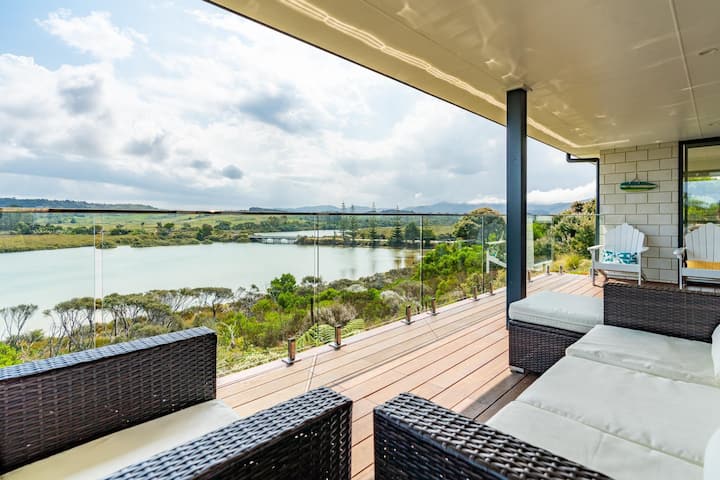 Kneedeep - Beautifully Appointed, Modern, Sunny Home With Stunning Estuary Views - Mangawhai