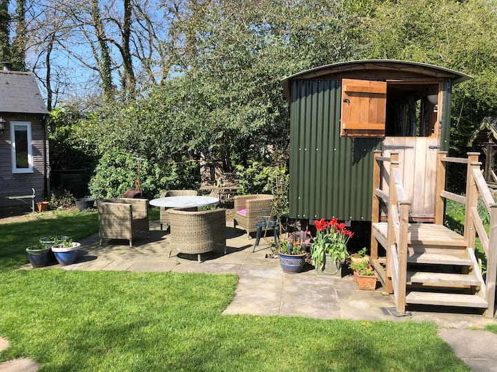 Heated Shepherd’s Hut With Private Hot Tub - Barry