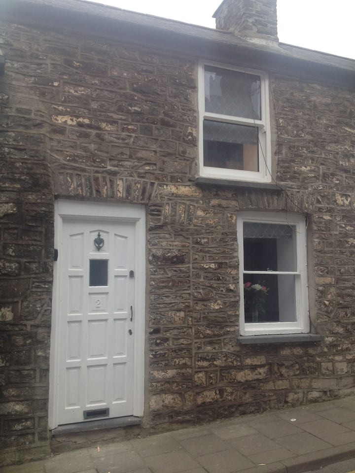 Traditional Welsh Cottage In Town Centre. Cosy - 에버리스트위스