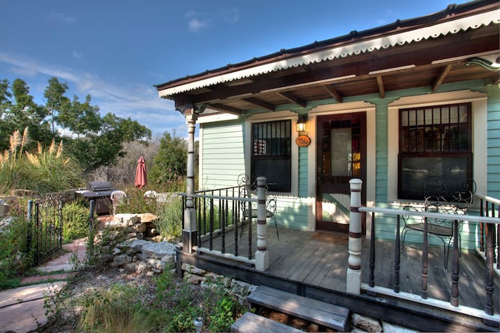 Romantic Tiny Texas House-private Hot Tub - Canyon Lake, TX