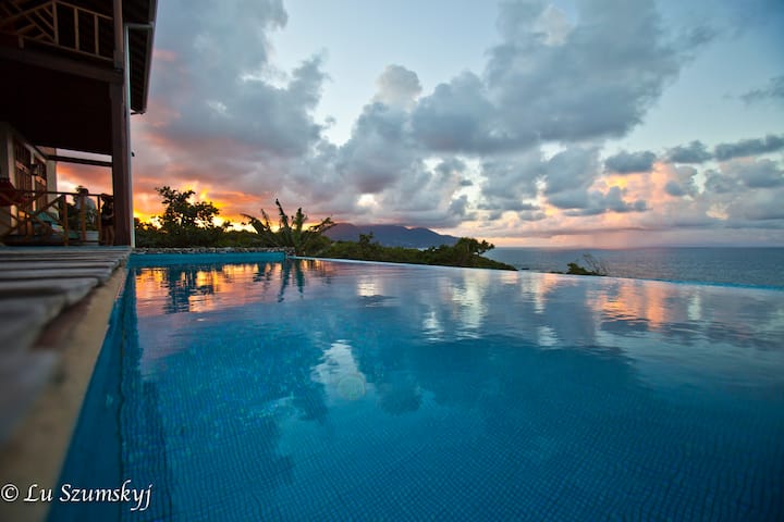 Lujosa Casa Caribeña Con Piscina Y Espectaculares Vistas Al Mar Y Cabaña Con Encanto - Dominica