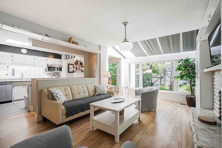 Bright, Spacious 3 Bd In North Vancouver- Fully Furnished With View Of Downtown - Mount Seymour