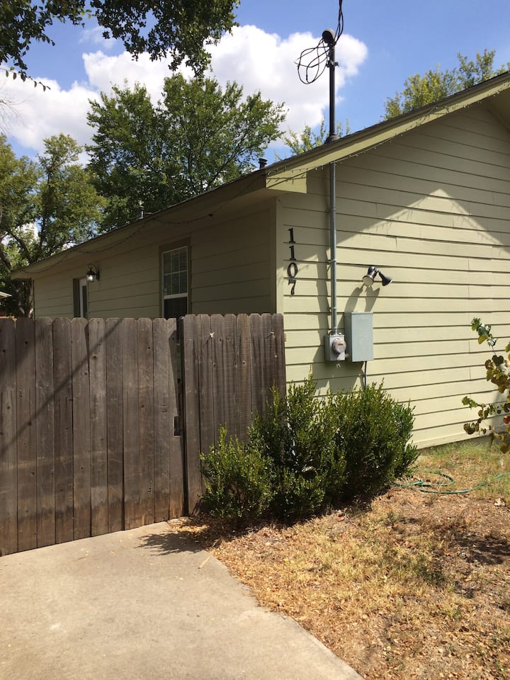 East Austin Home Perfect For People Needing Temporary Housing - Austin, TX