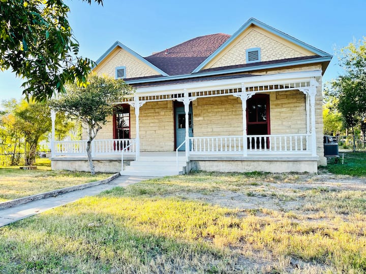 Quaint Historic Home 🏡  Central Location - Del Río, TX