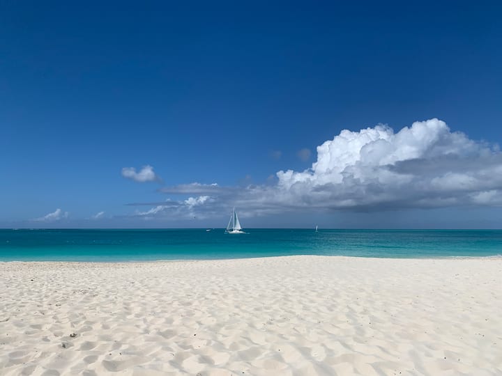 Prime Grace Bay 2 Br With Beach, Pool & Tennis - Turks and Caicos Islands