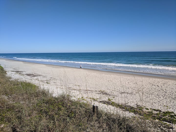 Beautiful & Private Small Beach Town Retreat - Satellite Beach, FL