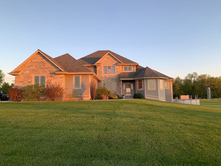 Fun Luxury Home With Lots Of Space Inside And Out! - Fond du Lac, WI