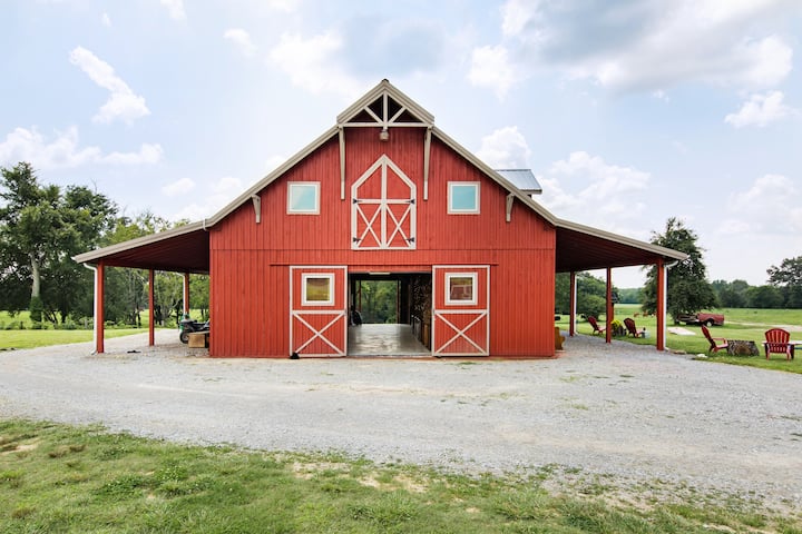 Elegant Farm Stay Above Beautiful Barn Near Nashville - Nashville, TN