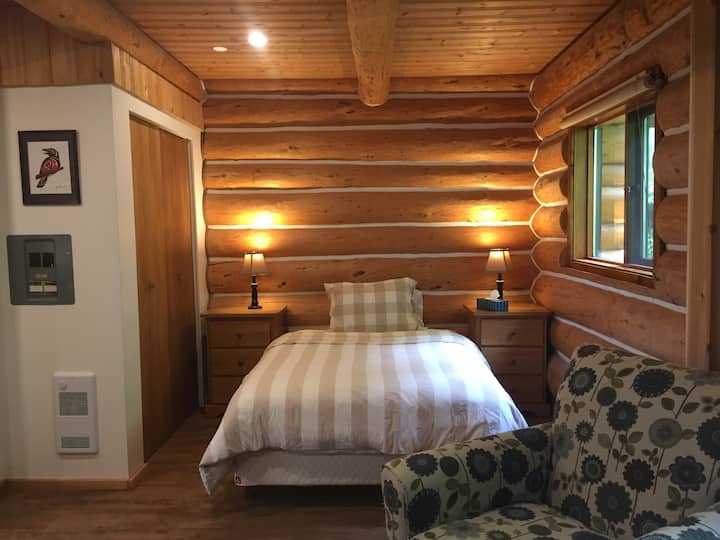 Charming Log Cabin Apartment - Terrace