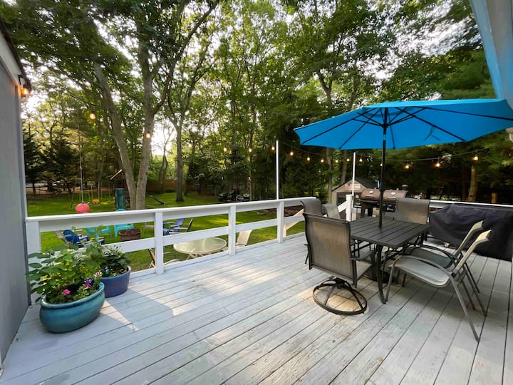5 Minutes From The Beach - Cozy Beachy Home - East Hampton