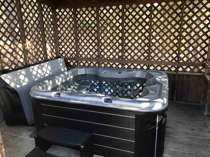 Wolf Cub Cabin With Private Hot Tub! - Pomme de Terre Lake, MO