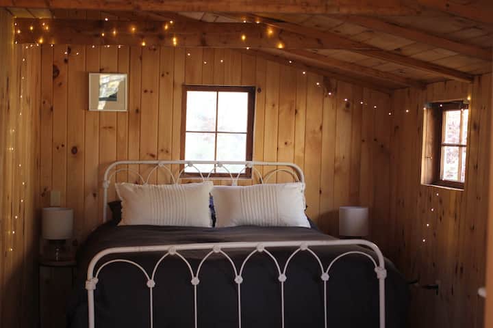 Romantic Wooded Vermont Cabin - Jamaica, VT