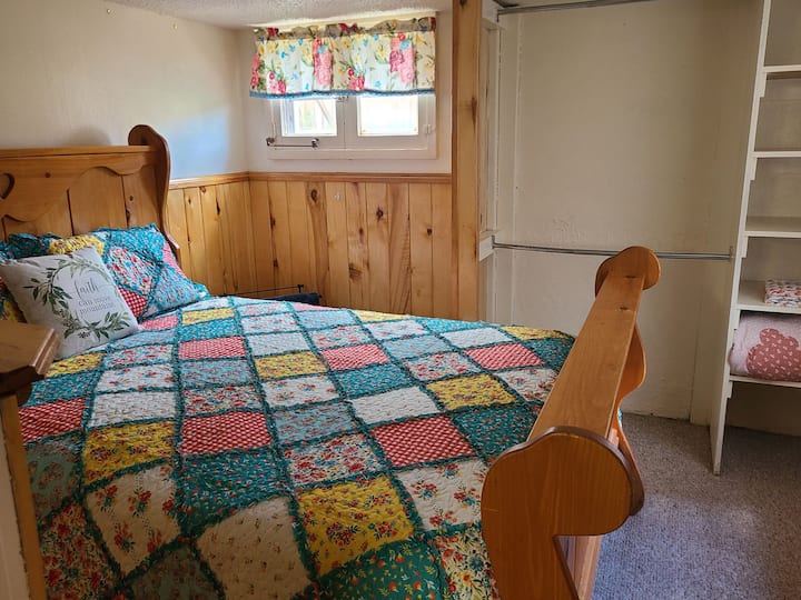 Cozy Bedroom Next To Uw - Laramie