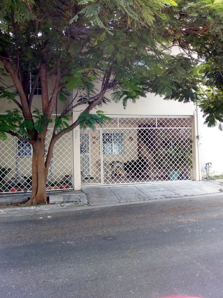 Casa Zona Poniente Para Damas Y Parejas - Monterrey