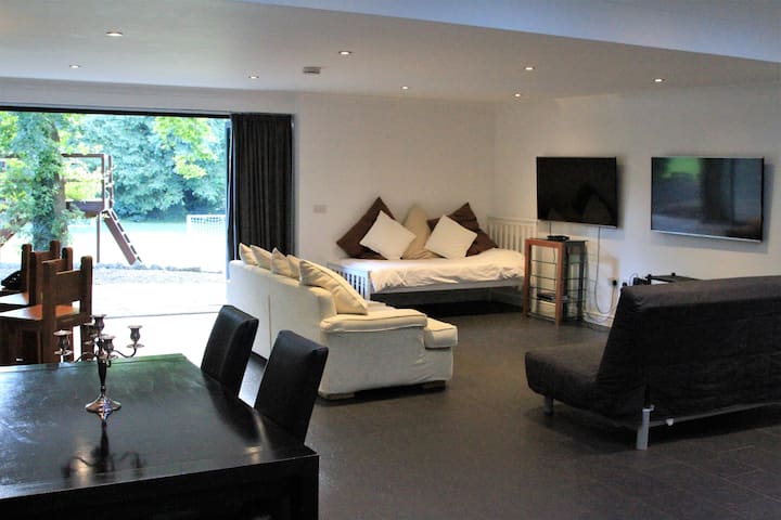 Luxury Studio Apartment With Pool, Near London - Redhill