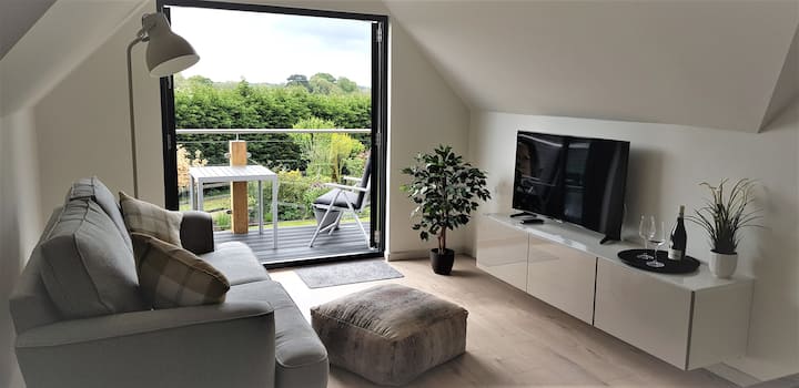 A Modern, Self-contained Countryside Apartment - The Ageas Bowl