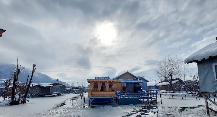 Houseboat In Calm Dal Lake Room2(room 1 See Below) - Srinagar