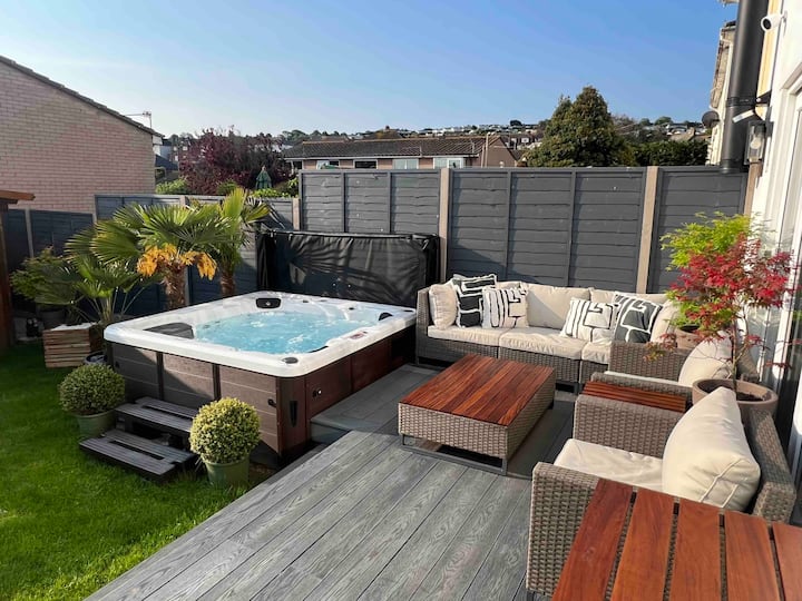 Hot Tub Home W/ Private Parking - Swanage