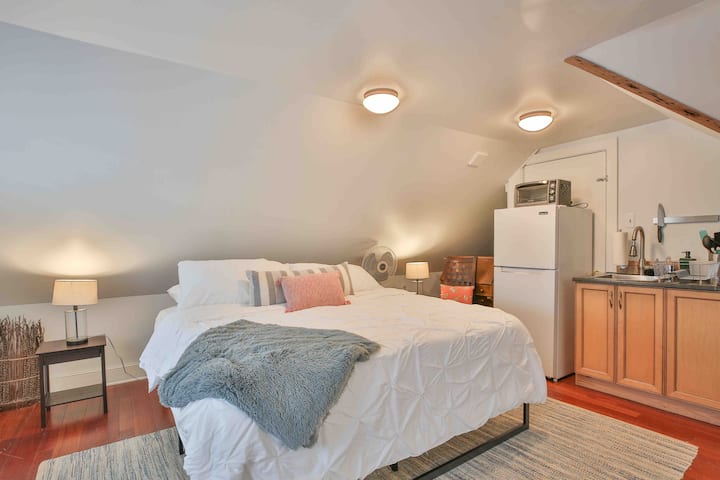 Nest On 9 - King Bed - Waterford, VA