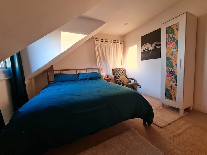 Comfortable Double Bedroom - Mill Hill