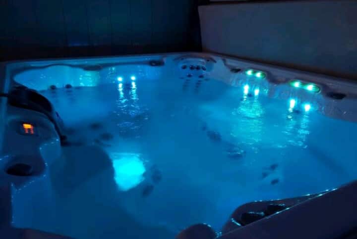 Getaway With All-season 8-seater Spa & Playstation - Orillia