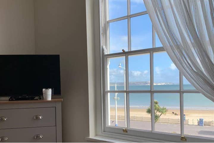 Cosy Beach Front Apartment Overlooking The Sea - Weymouth