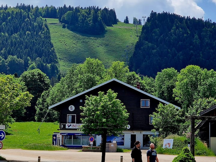 Place Royale Au Pied Des Pistes De Ski (30 Mètres) - Métabief