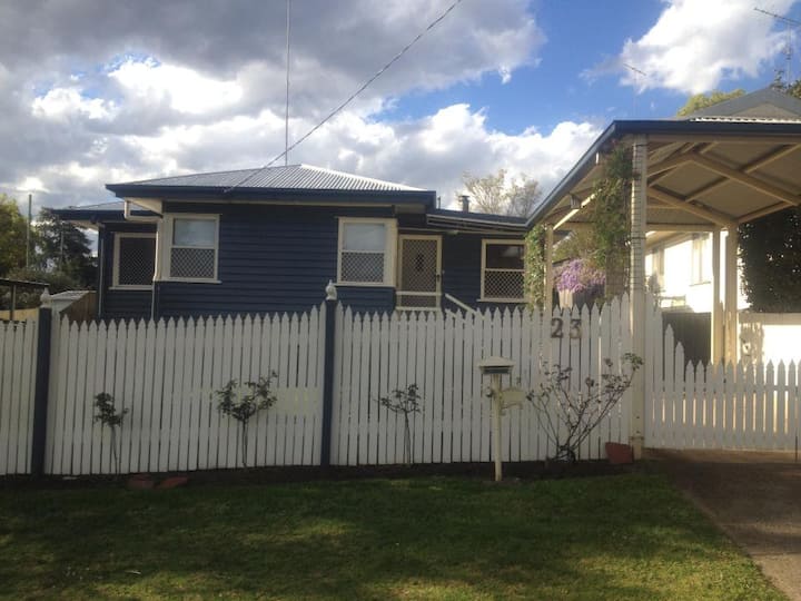 Simple 3br House Close To St Vincents Hospital - Toowoomba