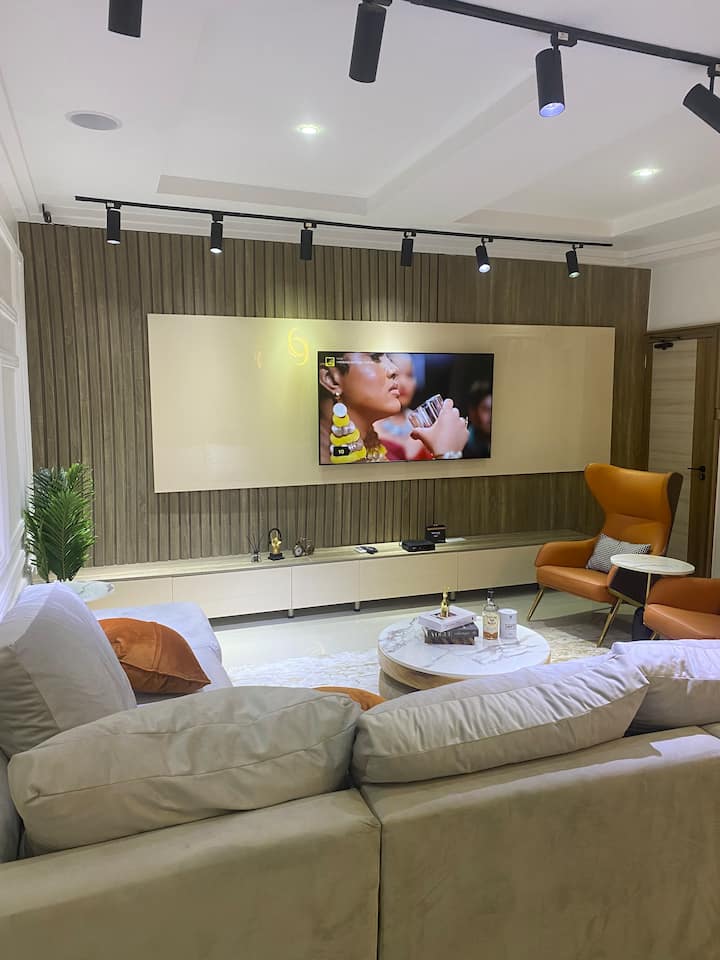 Explore This Cozy 3-bedroom Apartment With Xive - 阿布賈