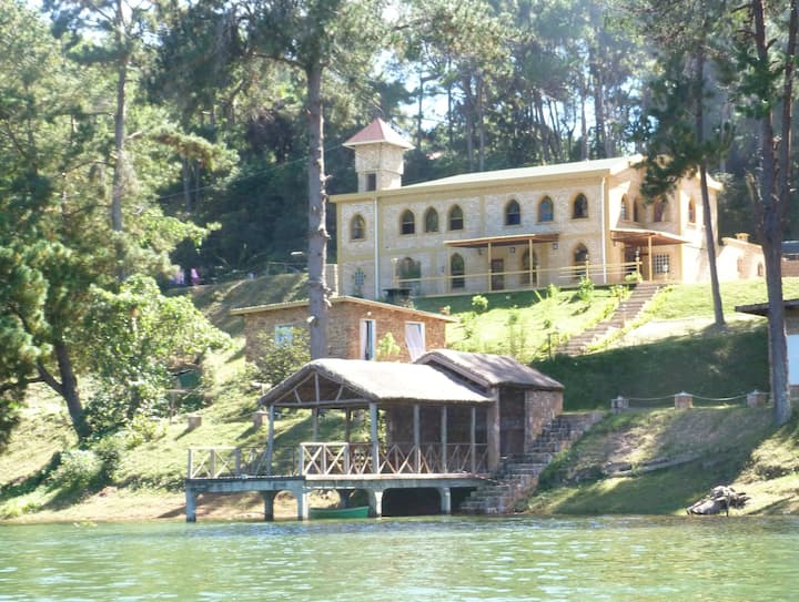 Le Château Du Lac De Mantasoa... - Madagascar