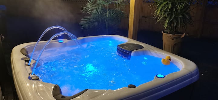 3 Luxurious Executive Suites, Ocean View & Hot Tub - Nanaimo