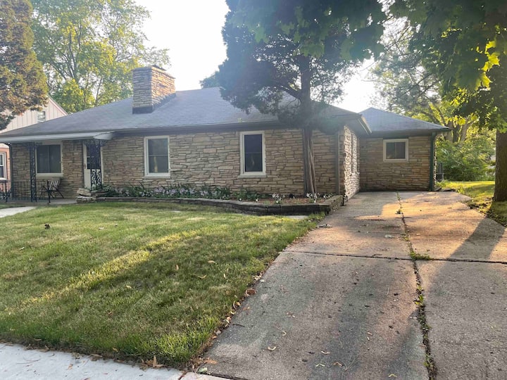 Entire 3 Bedroom Home Near Everything In Milwaukee - Wauwatosa, WI