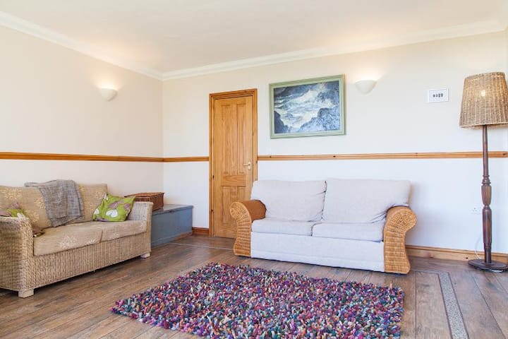 Rustic Apartment With Sea Views - Freshwater East