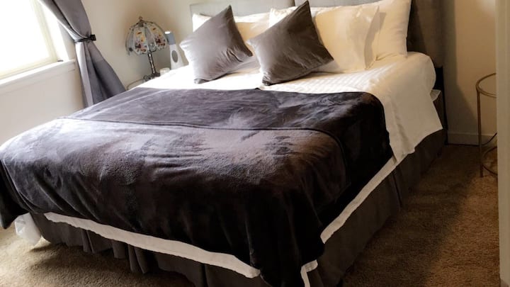 Bi Cozy King  Size Bed - Vancouver, WA