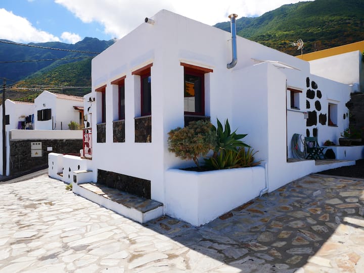 Cottage With Excellent Views - El Hierro