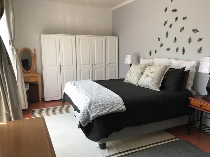 Contemporary Stay At Giraffe Cottage - Brakpan