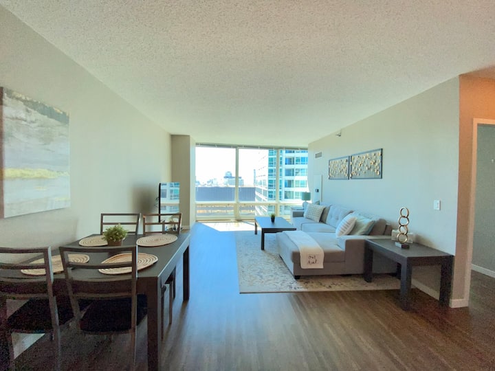 Central Large One Bedroom With City & Lake Views - Chicago