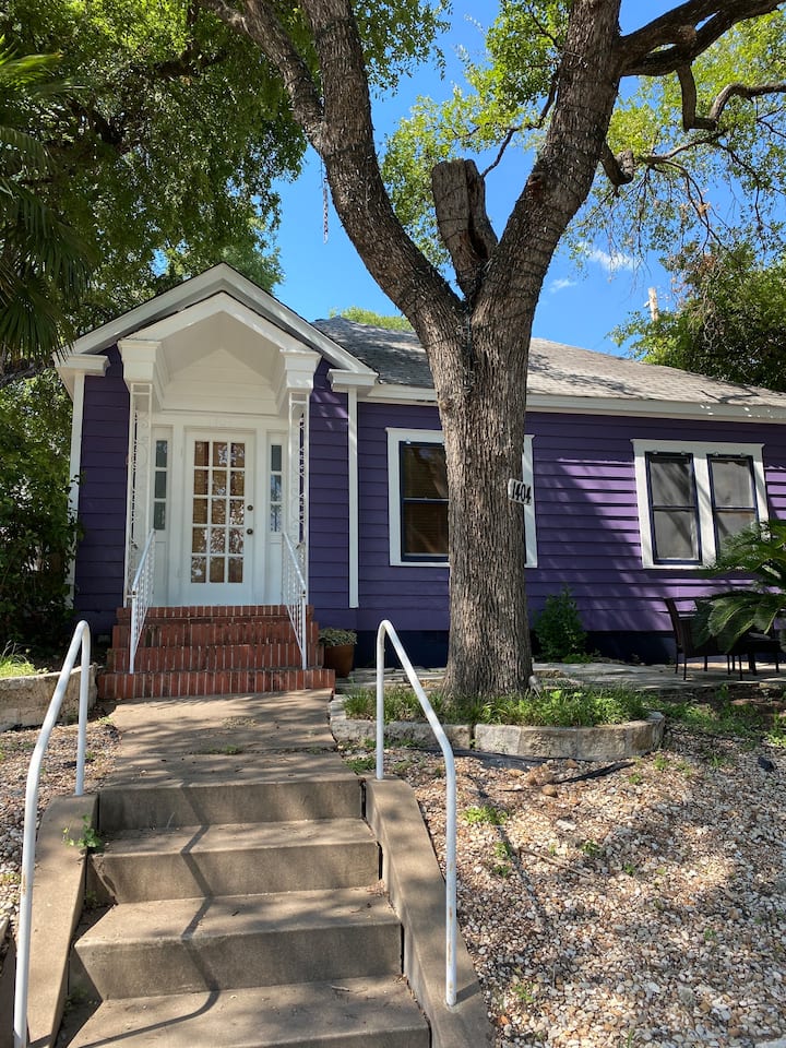 Adorable 6th Street Bungalow - The Pecan Street Festival