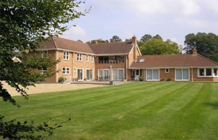 The Meadow House - Newmarket
