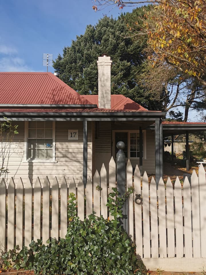 1800’s Country Cottage | Trentham | Pet Friendly - Greendale