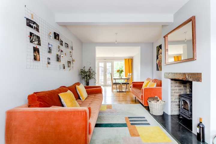 Colourful Retro-inspired Residence With Backyard - Chingford