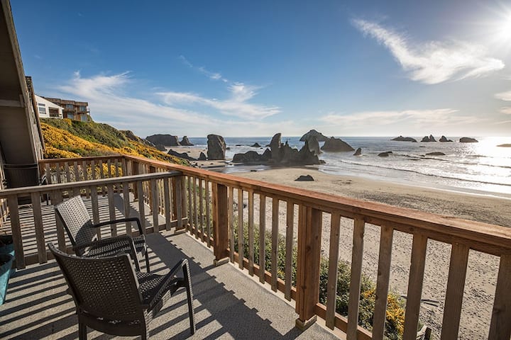 North Loft: Cozy, Two-person Loft With Deck Overlooking The Beach - Bandon, OR