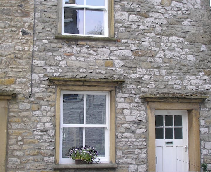 Traditional Cottage With Woodburner - Settle