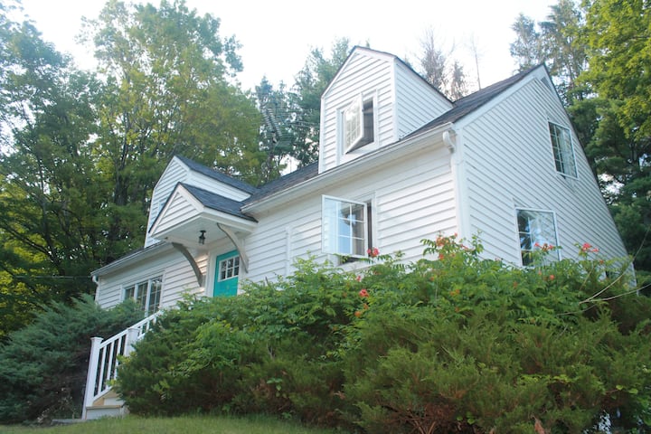 The Hideaway: Berkshire Home - Village Of Egremont - Great Barrington, MA