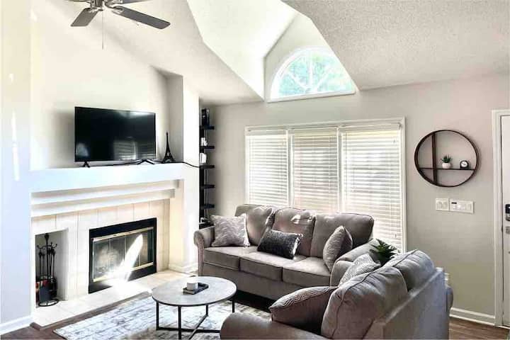 Cheerful 3-bedroom Home With Indoor Fireplace - Apex, NC