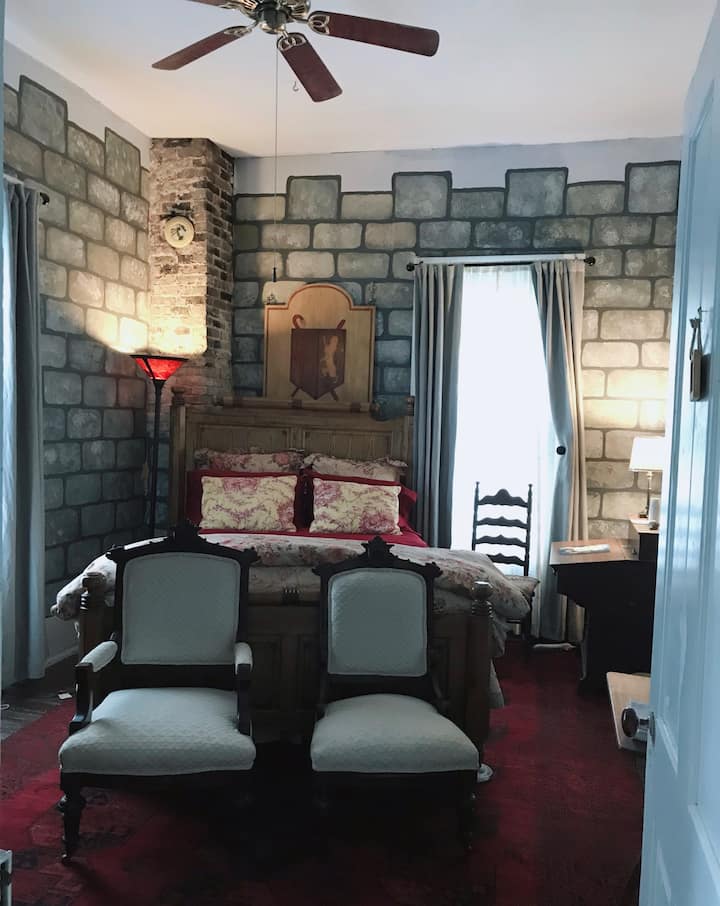 Sewanee Castle Room-- Sleep Like Royalty. - Sewanee, TN