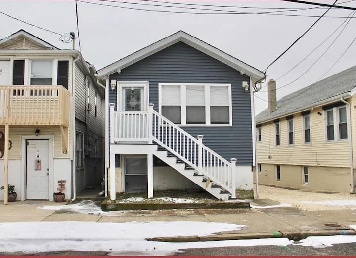 Beautifully Renovated 2 Bedroom Apartment 5 Houses From The Beach, And Saw Mill. - New Jersey