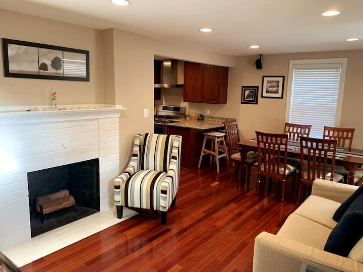 Newly Remodeled! Near Old Town Alexandria 2 Metros - Home Away From Home 1600sq - Falls Church, VA