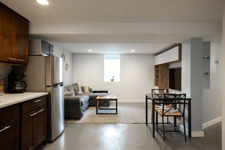 Comfortable Modern Apartment (On Lightrail!) - Saint Paul